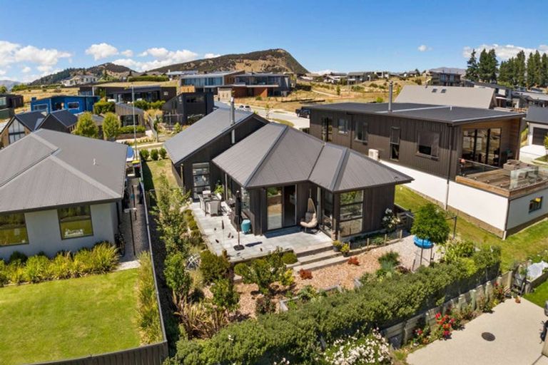 Photo of property in 16 Scurr Terrace, Wanaka, 9305