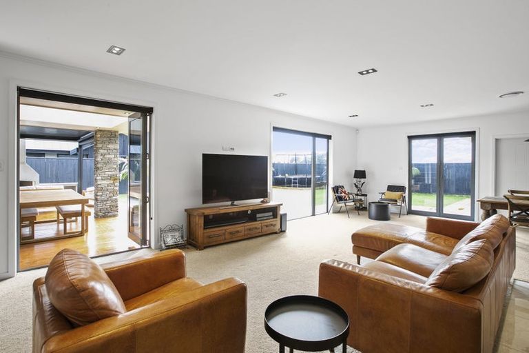 Photo of property in 12 Gleneagles Way, Waiwhakaiho, New Plymouth, 4312