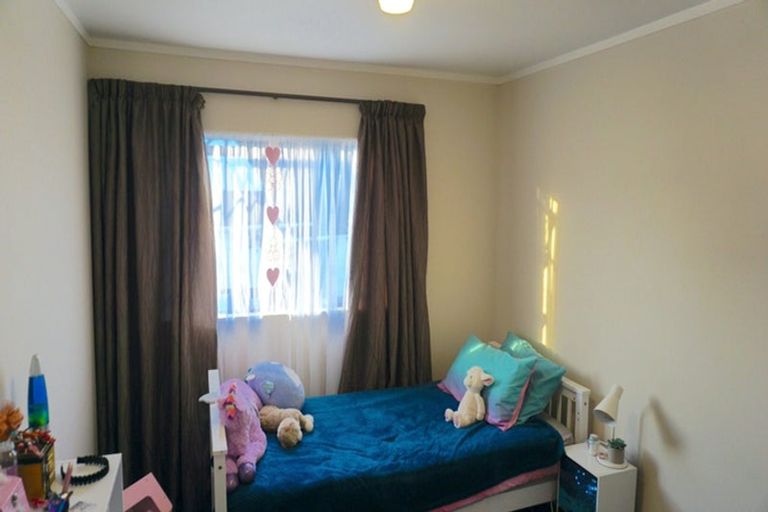 Photo of property in 2/14 Sandgate Avenue, Botany Downs, Auckland, 2010