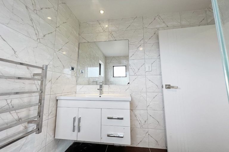 Photo of property in 115e Sturges Road, Henderson, Auckland, 0612