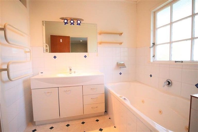 Photo of property in 988 East Coast Road, Northcross, Auckland, 0632