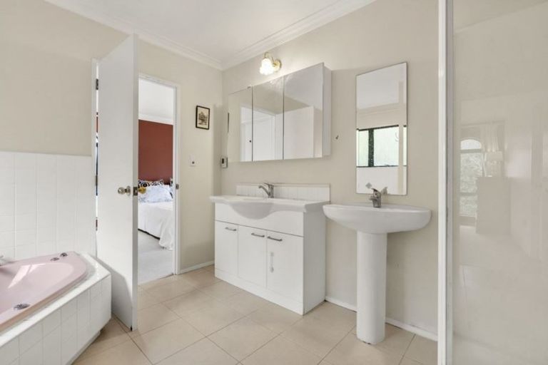 Photo of property in 11 Homewood Place, Chatswood, Auckland, 0626