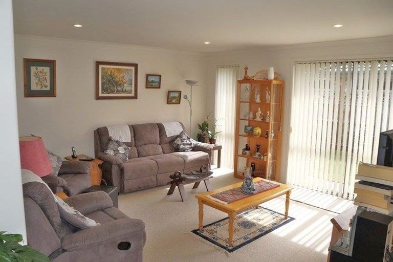 Photo of property in 6 Wai Place, One Tree Point, 0118