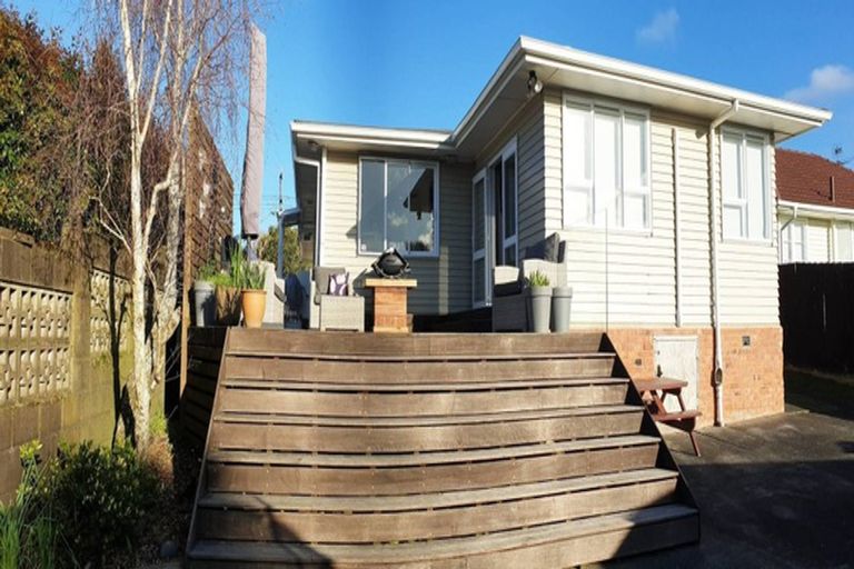 Photo of property in 33 Vodanovich Road, Te Atatu South, Auckland, 0610