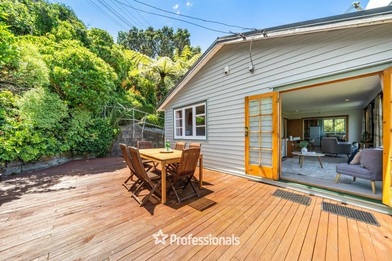 Photo of property in 2 Singers Road, Korokoro, Lower Hutt, 5012