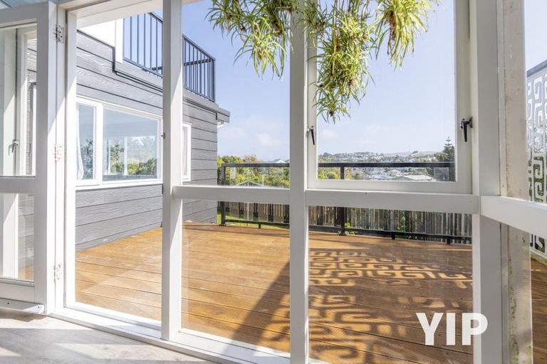 Photo of property in 2/25 Kingsbridge Place, Newlands, Wellington, 6037