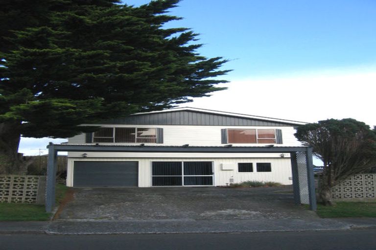 Photo of property in 34 Somes Crescent, Newlands, Wellington, 6037