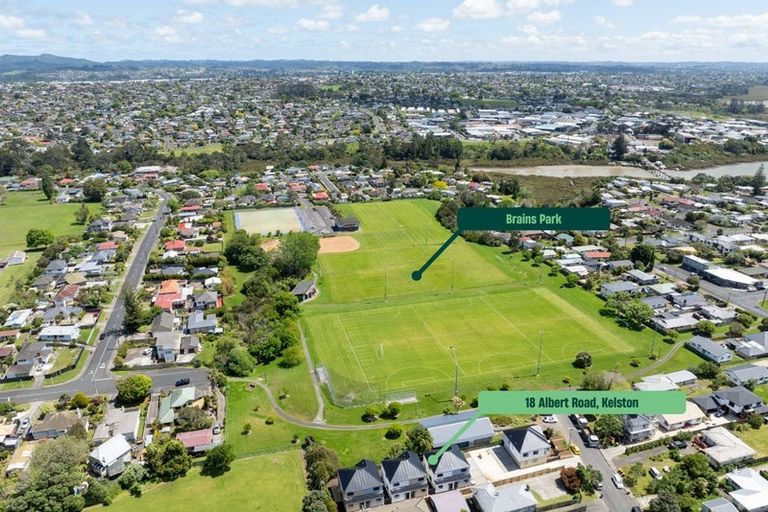 Photo of property in 6/18 Albert Road, Kelston, Auckland, 0602