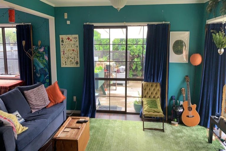 Photo of property in 5 Tawa Road, Te Atatu Peninsula, Auckland, 0610