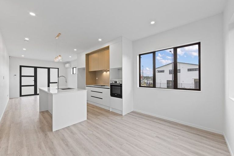 Photo of property in 31 Whiteywood Street, Westgate, Auckland, 0814