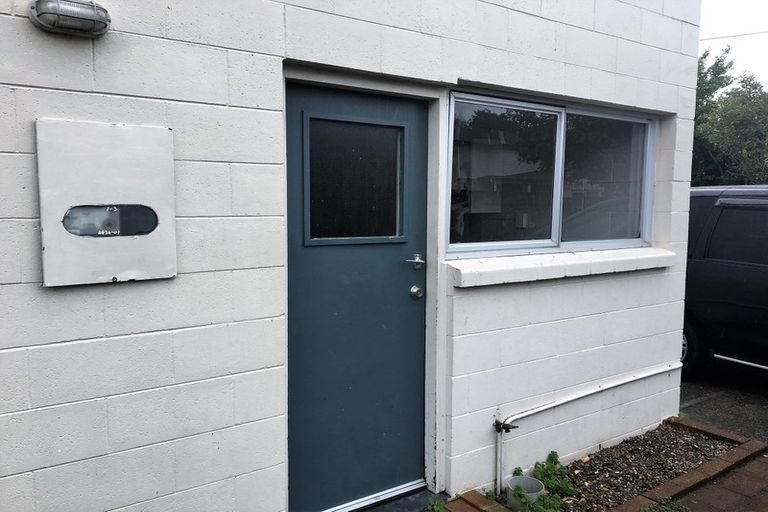 Photo of property in 1/3 Tralee Place, Hillcrest, Hamilton, 3216