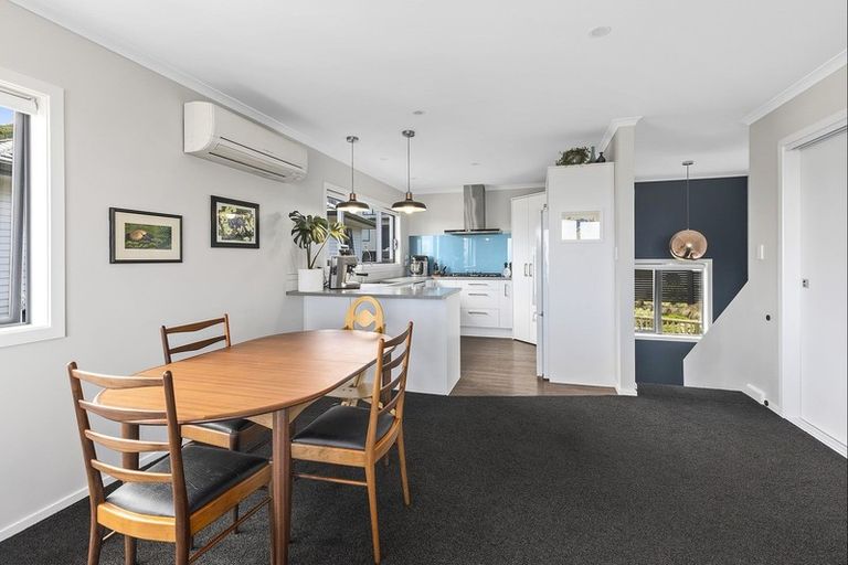 Photo of property in 12 Grumman Lane, Newlands, Wellington, 6037