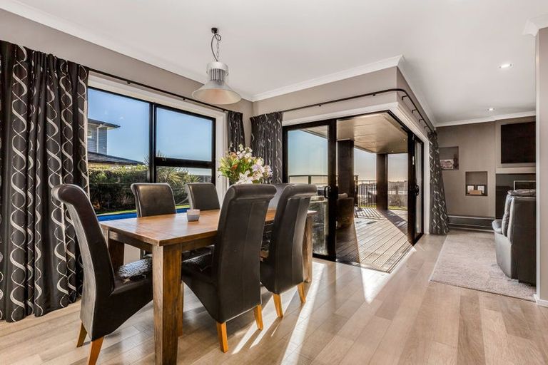 Photo of property in 15 Glenorchy Way, Aotea, Porirua, 5024
