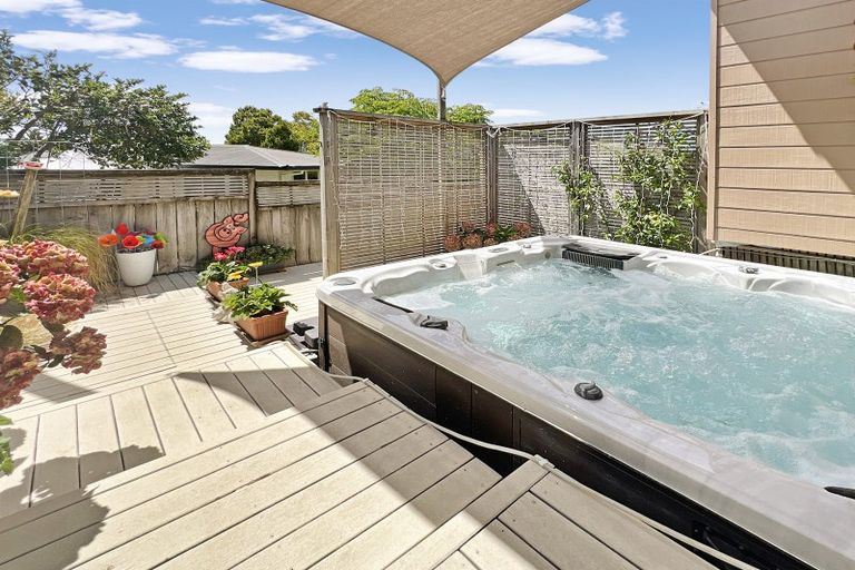 Photo of property in 8a Hauraki Crescent, Pinehill, Auckland, 0632