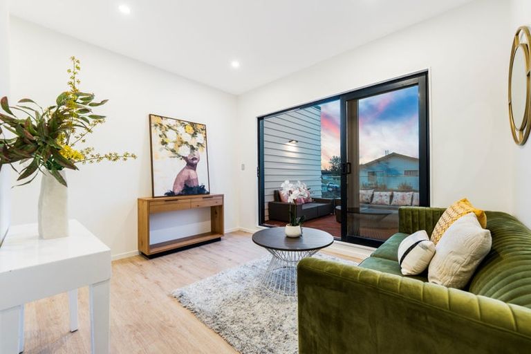 Photo of property in 3/14 Sabot Place, Massey, Auckland, 0614