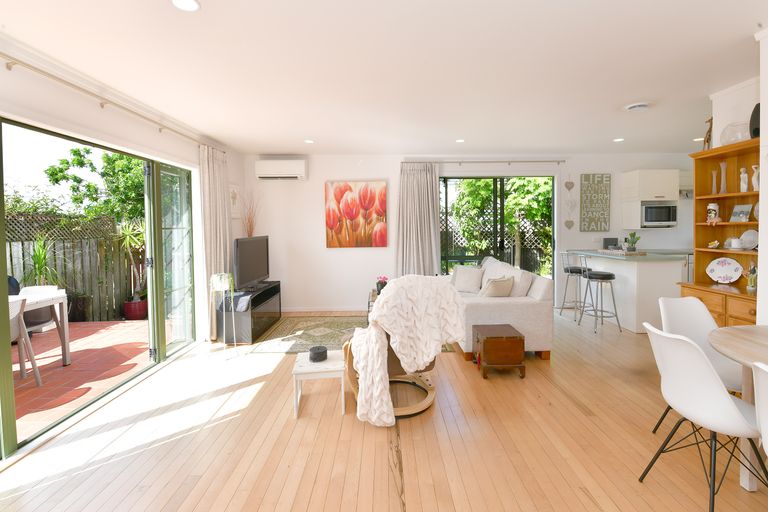 Photo of property in 2/10 Ross Crescent, Orewa, 0931