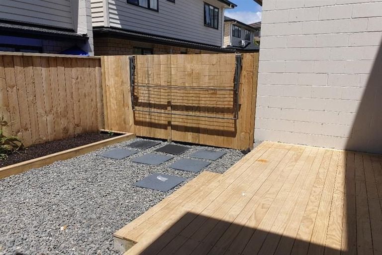 Photo of property in 21 Millcroft Lane, Ranui, Auckland, 0612