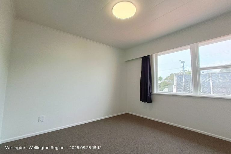 Photo of property in 35 Kenmore Street, Newlands, Wellington, 6037