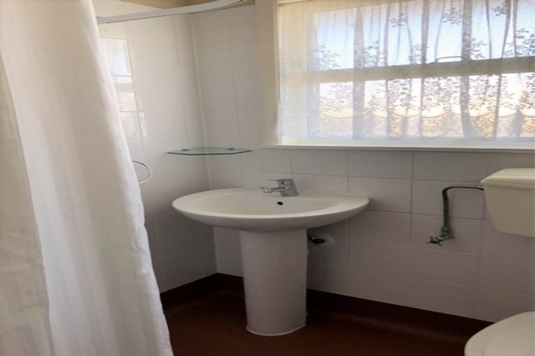 Photo of property in 6 Karaka Crescent, Levin, 5510