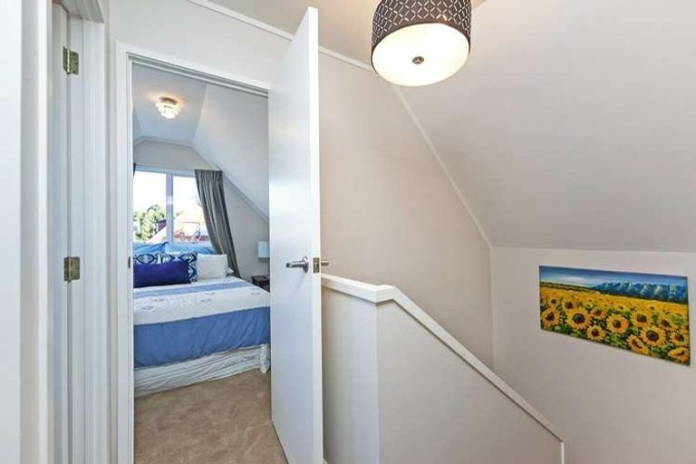 Photo of property in 2 Caspian Close, New Lynn, Auckland, 0600