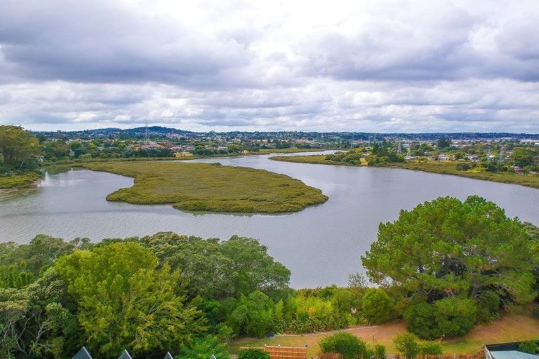 Photo of property in 43 Beaubank Road, Kelston, Auckland, 0602