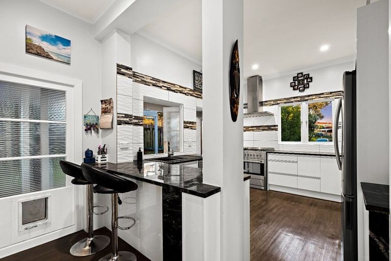 Photo of property in 1/13 Woodhouse Place, West Harbour, Auckland, 0618