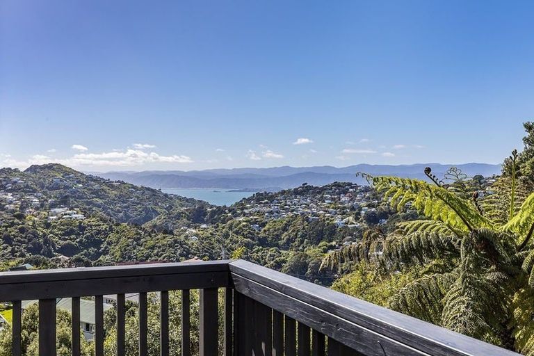 Photo of property in 2/10 Downing Street, Crofton Downs, Wellington, 6035