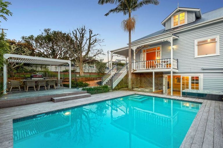 Photo of property in 2/12 Mariposa Crescent, Birkenhead, Auckland, 0626