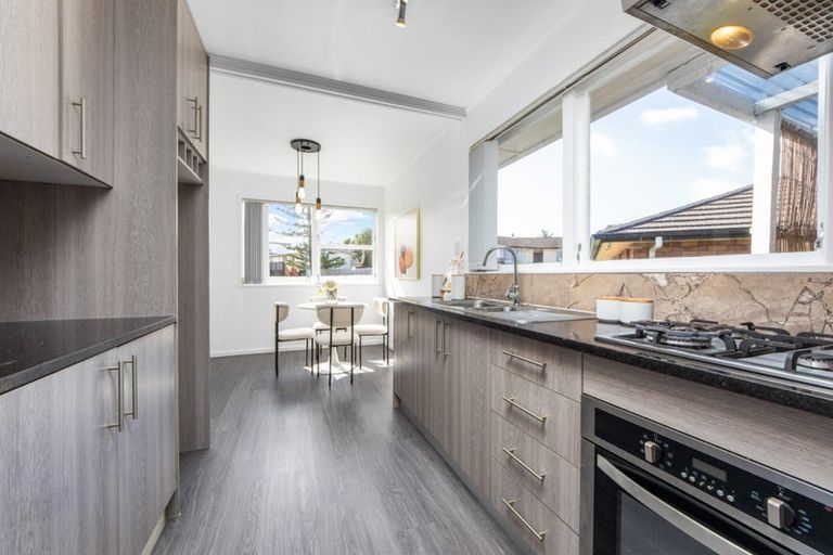 Photo of property in 12 Ashbourne Place, Glendene, Auckland, 0602