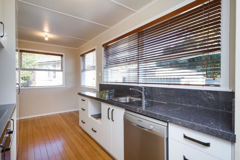 Photo of property in 4 Perth Place, Awapuni, Palmerston North, 4412