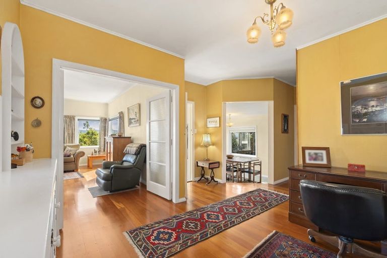 Photo of property in 70 Nevay Road, Karaka Bays, Wellington, 6022