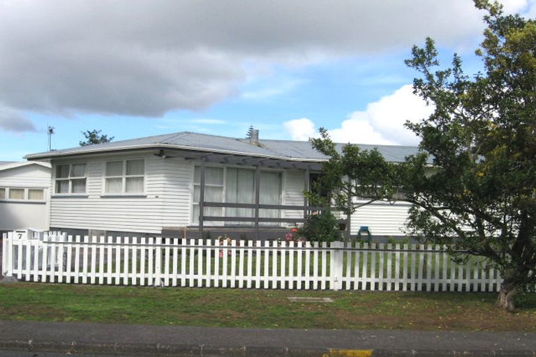 Photo of property in 7 Clinton Avenue, Te Atatu Peninsula, Auckland, 0610
