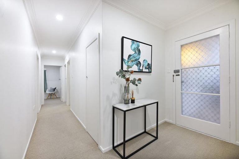 Photo of property in 22 Chilcott Road, Henderson, Auckland, 0612