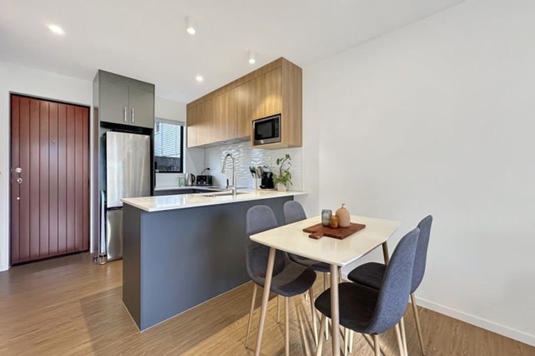 Photo of property in 4/17 Rewarewa Road, Te Atatu Peninsula, Auckland, 0610