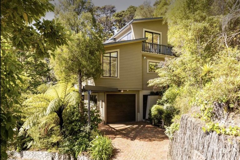 Photo of property in 136 Cheviot Road, Lowry Bay, Lower Hutt, 5013