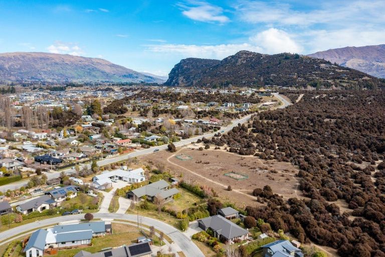 Photo of property in 9 Hikuwai Drive, Albert Town, Wanaka, 9305