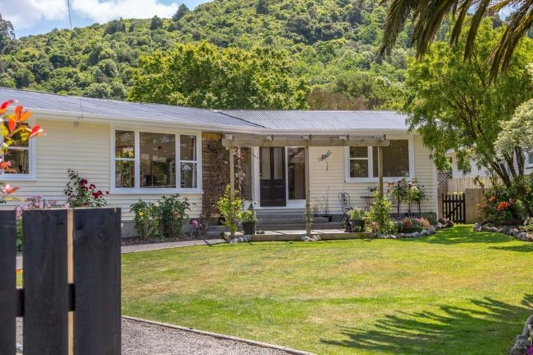 Photo of property in 9 Card Crescent, Featherston, 5710