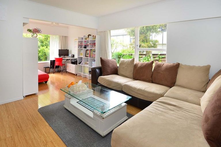 Photo of property in 2/97 Archers Road, Hillcrest, Auckland, 0629