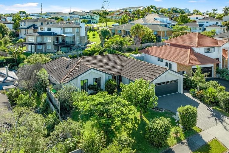 Photo of property in 11 Hugh Green Drive, Pinehill, Auckland, 0632