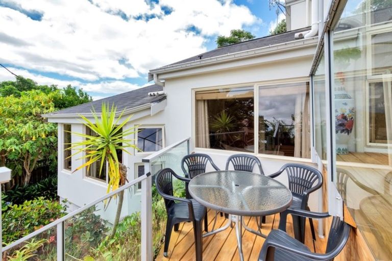 Photo of property in 1/8 Sunset Road, Unsworth Heights, Auckland, 0632