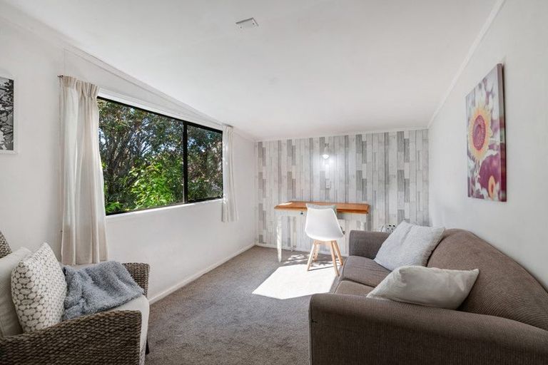 Photo of property in 13 Moffat Road, Red Beach, 0932