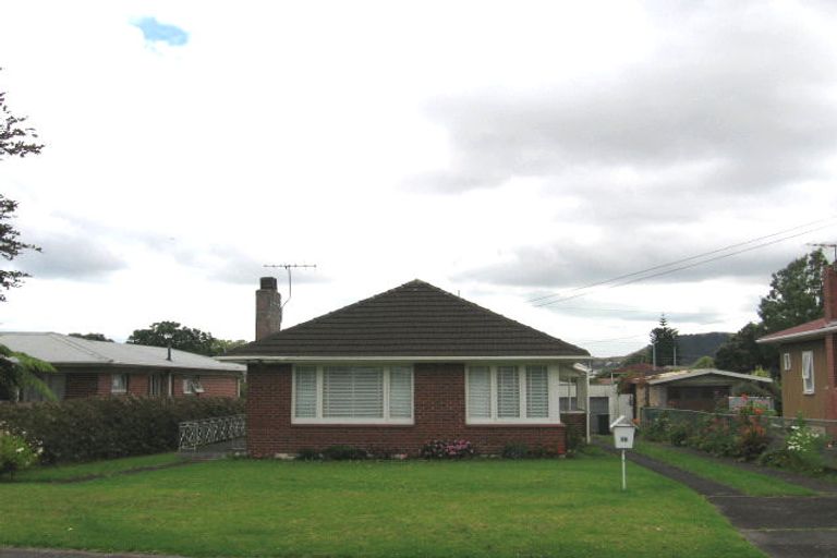 Photo of property in 16 Roslyn Road, Mount Wellington, Auckland, 1060