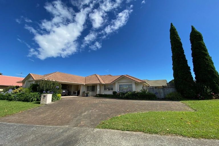 Photo of property in 14 Tolben Place, Golflands, Auckland, 2013