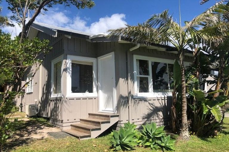 Photo of property in 27 Bournemouth Terrace, Murrays Bay, Auckland, 0630