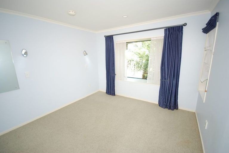 Photo of property in 2/16 Roberts Road, Glenfield, Auckland, 0629