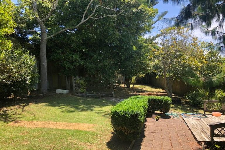 Photo of property in 2/68 Cockayne Crescent, Sunnynook, Auckland, 0620