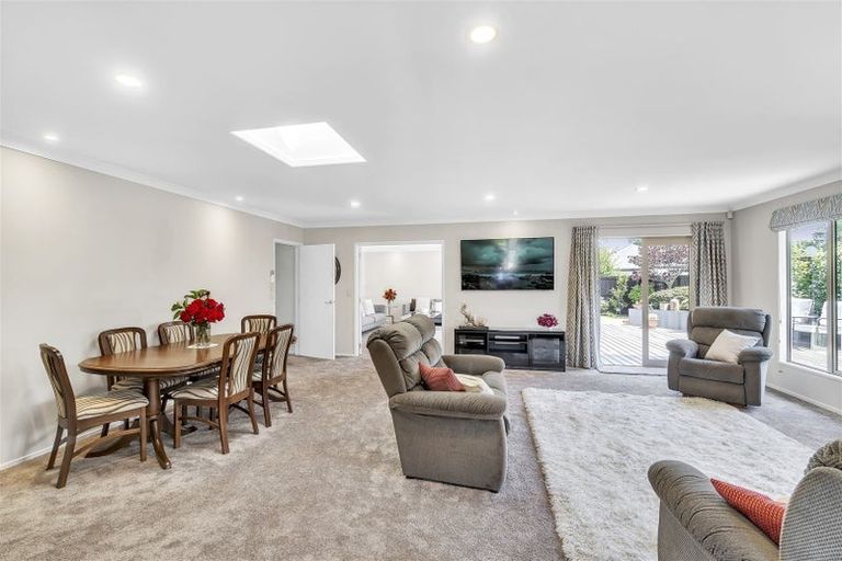 Photo of property in 8 Dunvegan Place, Harewood, Christchurch, 8051