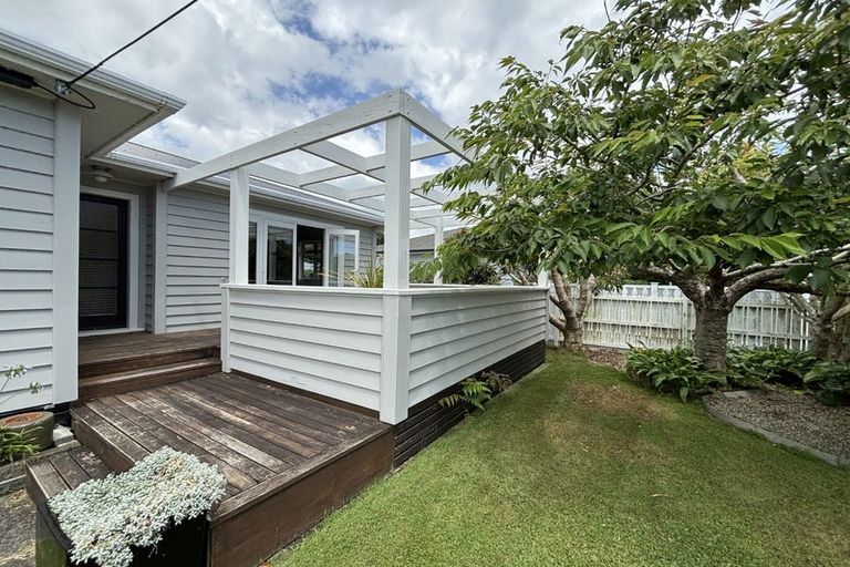 Photo of property in 20 Karaka Street, Merrilands, New Plymouth, 4312