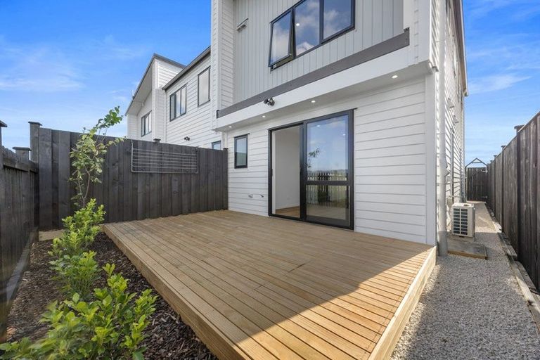 Photo of property in 8 Harikoa Way, Karaka, 2113