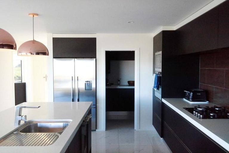 Photo of property in 4 Vardon Way, Waiwhakaiho, New Plymouth, 4312